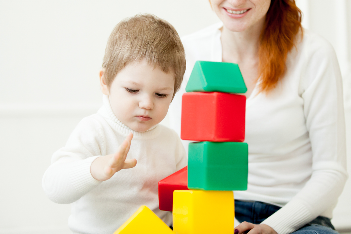 assistante-maternelle assistante maternelle jouant avec un enfant